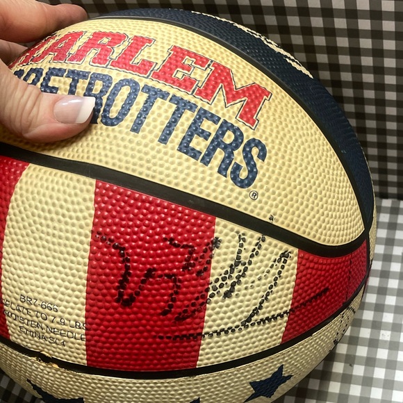 Authentic Harlem GlobeTrotters Fan Pack - Picture 4 of 13